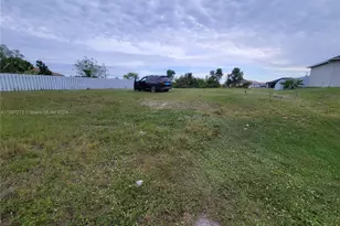 722 NE 12th St, Cape Coral, FL 33909 - Photo 2