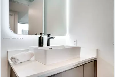227 NE 2nd St #1705, Miami, FL 33132 - Photo 12