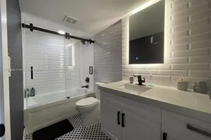 2555 Collins Ave, Miami Beach, FL 33140 - Photo 28