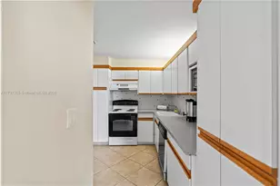 5005 Collins Ave, Miami Beach, FL 33140 - Photo 10