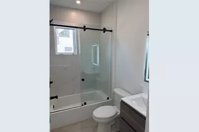 210 SE 10th St, Hallandale Beach, FL 33009 - Photo 16