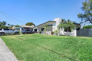 2541 NE 195th St, Miami, FL 33180 - Photo 10