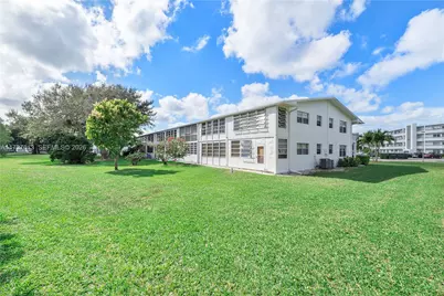 143 Oakridge J #143, Deerfield Beach, FL 33442 - Photo 4