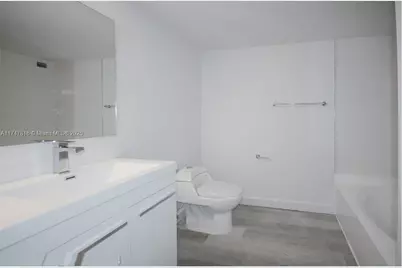 1000 Parkview Dr #121, Hallandale Beach, FL 33009 - Photo 20