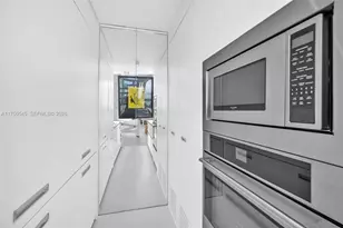 300 S Biscayne Blvd, Miami, FL 33131 - Photo 16