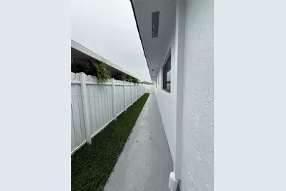961 W 39th Pl, Hialeah, FL 33012 - Photo 24