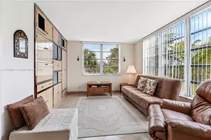 3800 Oaks Clubhouse Dr, Pompano Beach, FL 33069 - Photo 10