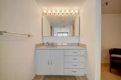 1623 Collins Ave #512, Miami Beach, FL 33139 - Photo 8