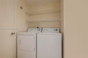 218 SE 14th St, Miami, FL 33131 - Photo 14