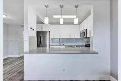 700 Village Green Ct #319, Palm Springs, FL 33461 - Photo 4