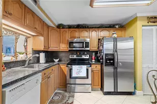 901 Colony Point Cir, Pembroke Pines, FL 33026 - Photo 8