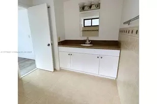 800 NE 199th St, Miami, FL 33179 - Photo 8