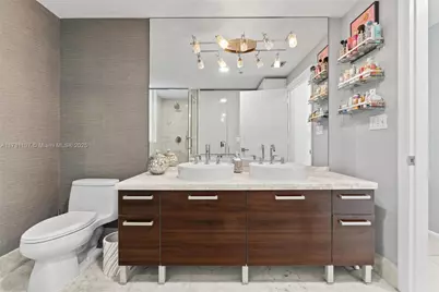 253 NE 2nd St #1003, Miami, FL 33132 - Photo 18