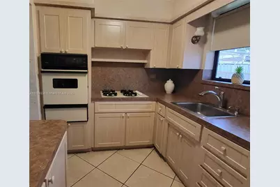 521 N 70th Way, Hollywood, FL 33024 - Photo 10