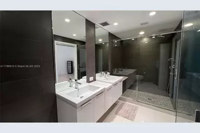 90 SW 3rd St #2204, Miami, FL 33130 - Photo 14