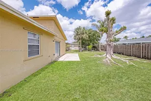 702 SW 79th Ave, North Lauderdale, FL 33068 - Photo 14