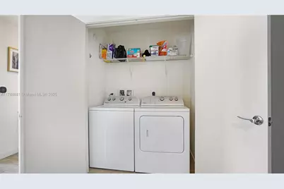 999 SW 1 Ave #2313, Miami, FL 33131 - Photo 16