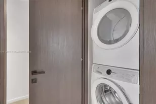 398 NE 5th St, Miami, FL 33132 - Photo 14