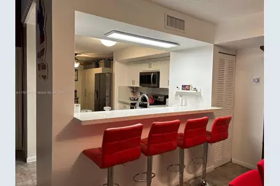 2405 NW 97th Ter, Pembroke Pines, FL 33024 - Photo 14