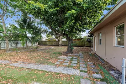 4241 W 1st Ave, Hialeah, FL 33012 - Photo 28