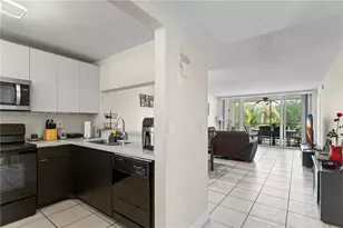 9501 Seagrape Dr, Davie, FL 33324 - Photo 4