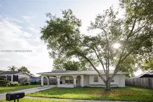 323 NE Midfield Ln, Port Saint Lucie, FL 34983 - Photo 1