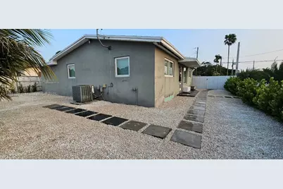 3195 W 10th Ave, Hialeah, FL 33012 - Photo 14