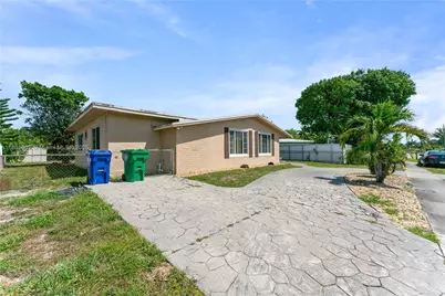 2071 SW 68th Way, Miramar, FL 33023 - Photo 2