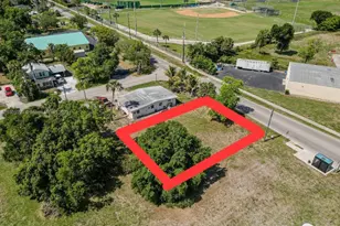 933 Veronica Shoemaker, Fort Myers, FL 33916 - Photo 2