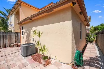 1282 Grant Ct, Hollywood, FL 33019 - Photo 6