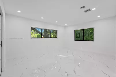 112 E 1st Ct, Miami Beach, FL 33139 - Photo 8