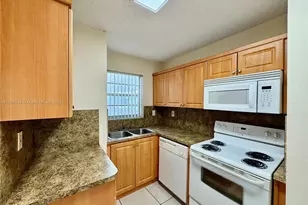 8810 Fontainebleau Blvd, Miami, FL 33172 - Photo 18