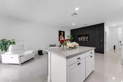 617 SW 11th St, Florida City, FL 33034 - Photo 8