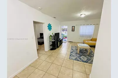 301 NW 37th St, Miami, FL 33127 - Photo 10