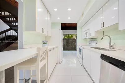 19412 NE 26th Ave #143B, Miami, FL 33180 - Photo 6