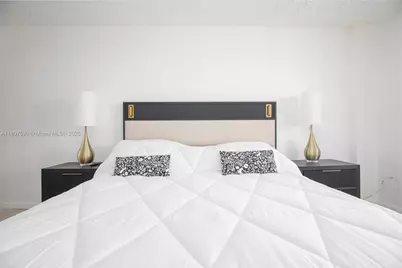 5555 Collins Ave #14U, Miami Beach, FL 33140 - Photo 10