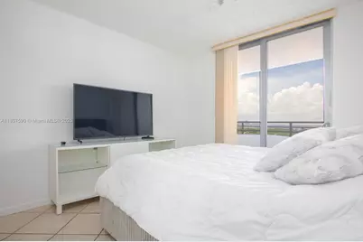 5555 Collins Ave #14U, Miami Beach, FL 33140 - Photo 16