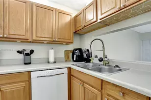 826 Twin Lakes Dr, Coral Springs, FL 33071 - Photo 10