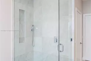 460 NE 28th St, Miami, FL 33137 - Photo 14