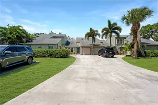894 NE Sandalwood Pl, Jensen Beach, FL 34957 - Photo 1