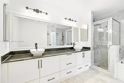 31 SE 5th St #4021, Miami, FL 33131 - Photo 14