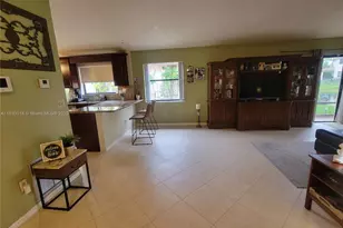 810 SW 113th Terrace, Pembroke Pines, FL 33025 - Photo 4