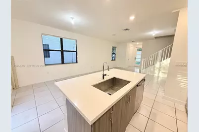 15842 NW 91 Ct #15842, Miami Lakes, FL 33018 - Photo 4