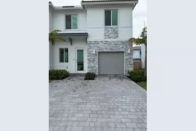 726 SE 13th Ct, Homestead, FL 33034 - Photo 1