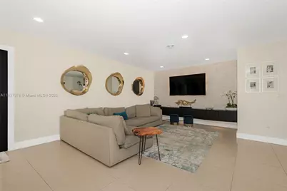 9865 SW 16th St, Miami, FL 33165 - Photo 4
