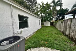 1645 NE 175th St, North Miami Beach, FL 33162 - Photo 20