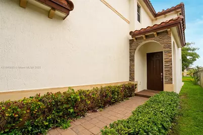 423 SE 33rd Ter, Homestead, FL 33033 - Photo 2