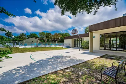 19200 NE 25th Ave #323C, Miami, FL 33180 - Photo 54