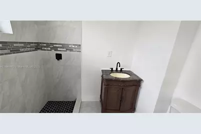 699 W 14th St, Hialeah, FL 33010 - Photo 12