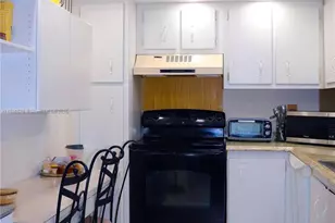 900 St Charles Pl, Pembroke Pines, FL 33026 - Photo 22